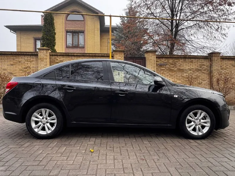 Продам chevrolet cruz объем двигателя 1.8 2014 г. коробка механика пяти ступка автомобиль полностью. обслуживание новая зимняя резина гаражная хранение сигнализация с родной пробег 145 000 км автозапуском машина не битая некрашеная очень в хорошем состоянии цена 980 000 руб. телефон +7949 508 96 15 вячеслав whatsapp telegram на этом номере привязаны звоните пишите город донецк - фотография - 5