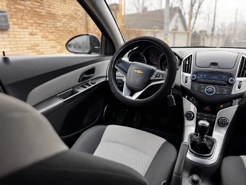 Продам chevrolet cruz объем двигателя 1.8 2014 г. коробка механика пяти ступка автомобиль полностью. обслуживание новая зимняя резина гаражная хранение сигнализация с родной пробег 145 000 км автозапуском машина не битая некрашеная очень в хорошем состоянии цена 980 000 руб. телефон +7949 508 96 15 вячеслав whatsapp telegram на этом номере привязаны звоните пишите город донецк - фотография - 8
