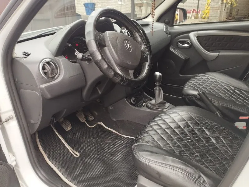 Продам рено дастер/renault duster 2017 года, 3 владельца, в отличном состоянии, двигатель 2 литра, бензин, полный привод, механика 6-ступка, автомобиль не бит и не крашен, 191 тысяча родного пробега, все стёкла родные, всё работает без нареканий, в автомобиле присутствует магнитола teyes, камера заднего вида teyes - sony матрица 4к, эва коврики, сигнализация с автозапуском starline, датчик температуры двигателя, дефлекторы окон, дефлектор капота, сиденья в качественных чехлах, под чехлами новый салон. за машиной ухаживали, всё обслуживалось вовремя, на машине не экономили. два ключа, оба ключа в чехлах, так же есть книжка по эксплуатации и сервисная книжка в которой записаны все то, за машину не стыдно. цена: 1.290₽ торг при осмотре! тел. +7 949 397-68-18 - фотография - 7