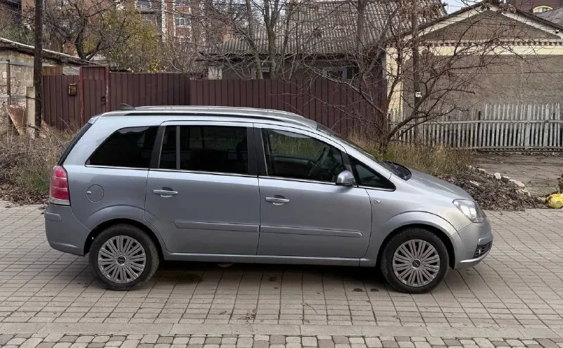 Продам авто opel zafira b ( opel зафира) 1.6 cng цена: 675.000руб пробег: 170.000 (родной пробег) год выпуска: 2007 год город: донецк номер: +7 949 458 98 51 ( telegram) автомобиль в отличном состояние очень надежная семейная и практичная машина. настоящий немец 🇧🇪. отличная комплектация, климат контроль, камера заднего вида и переднего, мультируль, большой дисплей, штатная навигация, 7-ми местная. без дтп, 1 хозяин, птс оригинал, два ключа, новые зимние колёса, масло не расходует, коробка идеальная, электрика вся рабочая, ходовая часть отличная. на остальные вопросы готов ответить по телефону. 📲 tg: ⚡️ 📞 звоните: +7(949)4589851 - фотография - 7