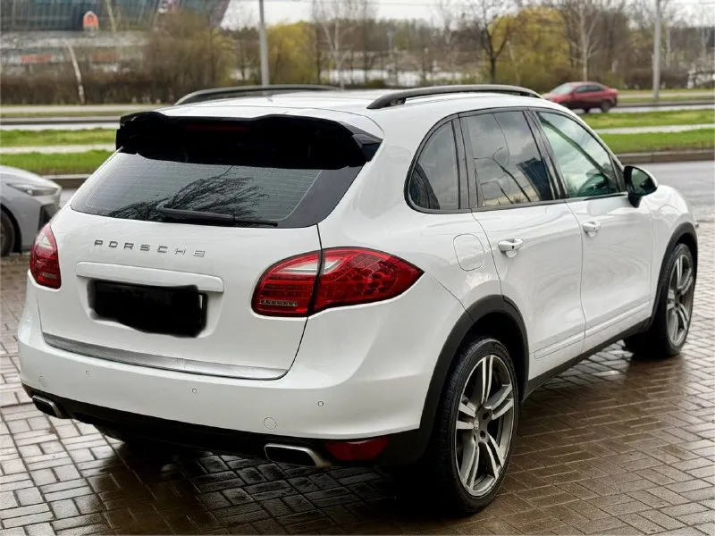 Продам свой автомобиль porsche cayenne 958 ✅двигатель: 3.6 атмосферный ✅привод:полный ✅год выпуска:2011 ✅пробег:207.000км ✅коробка: автомат (aisin) машина в идеальном состоянии, вложений не требует. мотор и коробка как часики. 2 комплекта резины и дисков (21 лето и 18 зима) готов на любые проверки. цена: 2 400 000, торг заинтересованым. +79498209751 - фотография - 2