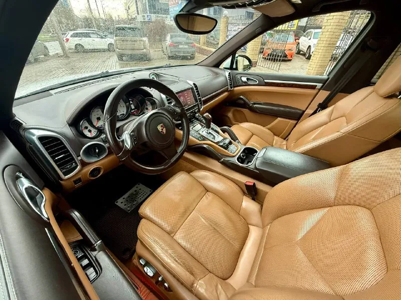 Продам свой автомобиль porsche cayenne 958 ✅двигатель: 3.6 атмосферный ✅привод:полный ✅год выпуска:2011 ✅пробег:207.000км ✅коробка: автомат (aisin) машина в идеальном состоянии, вложений не требует. мотор и коробка как часики. 2 комплекта резины и дисков (21 лето и 18 зима) готов на любые проверки. цена: 2 400 000, торг заинтересованым. +79498209751 - фотография - 6