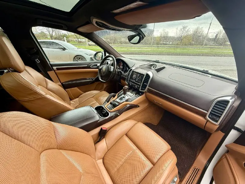 Продам свой автомобиль porsche cayenne 958 ✅двигатель: 3.6 атмосферный ✅привод:полный ✅год выпуска:2011 ✅пробег:207.000км ✅коробка: автомат (aisin) машина в идеальном состоянии, вложений не требует. мотор и коробка как часики. 2 комплекта резины и дисков (21 лето и 18 зима) готов на любые проверки. цена: 2 400 000, торг заинтересованым. +79498209751 - фотография - 7