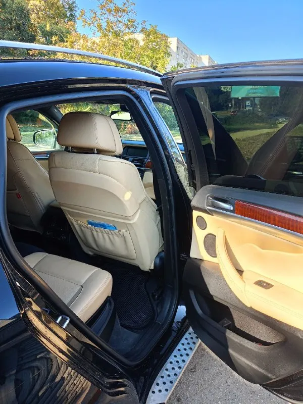 Цена 1,3 млн продам bmw x6 5.0 xdrive. комплектация индивидуал есть все кроме проэкции и присосок. 2009г. выпуска. .птс оригинал. пробег 287.00 я второй владелец в рф. владею около 2 лет. машина была привезена с германии. безопасность вся на месте черный на белой коже расширенная кожа спортивные сиденья. раздельный климат контроль обогрев и вентиляция всех сидений память передних сидений полный электро пакет(руль, стекла, зеркала, сиденья, крышка багажника) круиз контроль датчик света датчик дождя камера заднего вида автоматическое управление дальним светом мультируль подрулевые лепестки разноширокие диски r20 активное рулевое управление система безключевого доступа камера заднего вида зеркала заднего вида с функцией авто затемнения адаптивные фары вluеtооth вид имеет масло каждые 7-8 тыс км. за время владения поменял нижние рычаги, пружины, шрусы. задние пневмобалоны. тормоза вкруг(колодки, диски, датчики). стоит новая летняя резина, есть зимняя(пол се 📞 звоните: +7(993)9112223 - фотография - 10