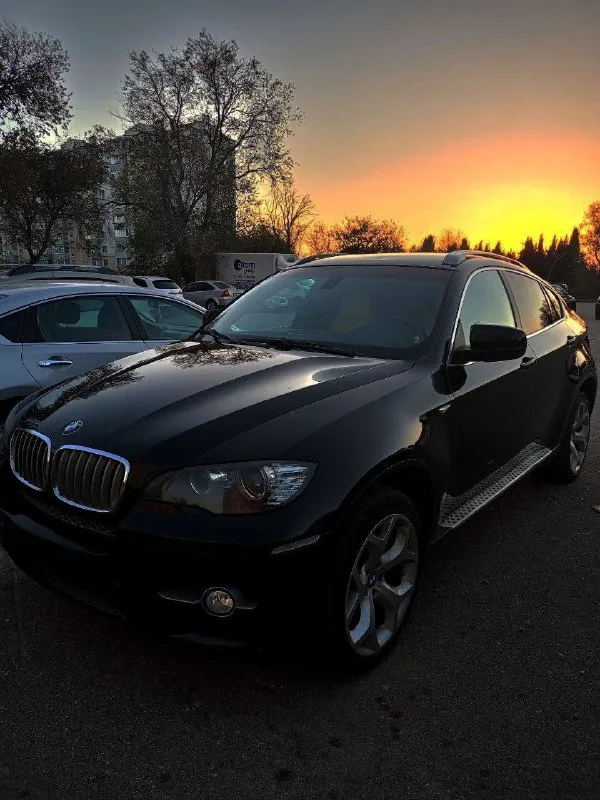 Цена 1,3 млн продам bmw x6 5.0 xdrive. комплектация индивидуал есть все кроме проэкции и присосок. 2009г. выпуска. .птс оригинал. пробег 287.00 я второй владелец в рф. владею около 2 лет. машина была привезена с германии. безопасность вся на месте черный на белой коже расширенная кожа спортивные сиденья. раздельный климат контроль обогрев и вентиляция всех сидений память передних сидений полный электро пакет(руль, стекла, зеркала, сиденья, крышка багажника) круиз контроль датчик света датчик дождя камера заднего вида автоматическое управление дальним светом мультируль подрулевые лепестки разноширокие диски r20 активное рулевое управление система безключевого доступа камера заднего вида зеркала заднего вида с функцией авто затемнения адаптивные фары вluеtооth вид имеет масло каждые 7-8 тыс км. за время владения поменял нижние рычаги, пружины, шрусы. задние пневмобалоны. тормоза вкруг(колодки, диски, датчики). стоит новая летняя резина, есть зимняя(пол се 📞 звоните: +7(993)9112223 - фотография - 2
