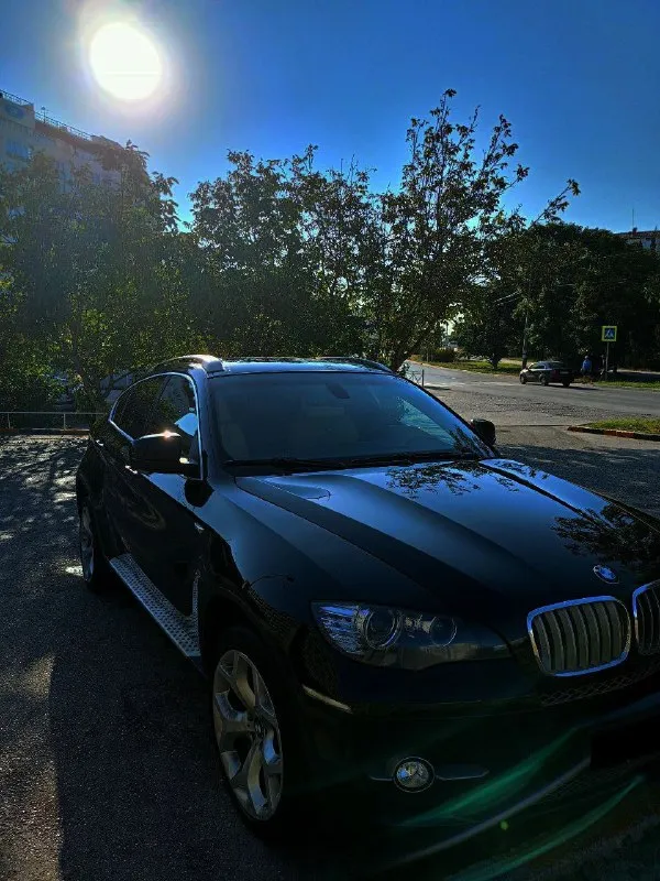 Цена 1,3 млн продам bmw x6 5.0 xdrive. комплектация индивидуал есть все кроме проэкции и присосок. 2009г. выпуска. .птс оригинал. пробег 287.00 я второй владелец в рф. владею около 2 лет. машина была привезена с германии. безопасность вся на месте черный на белой коже расширенная кожа спортивные сиденья. раздельный климат контроль обогрев и вентиляция всех сидений память передних сидений полный электро пакет(руль, стекла, зеркала, сиденья, крышка багажника) круиз контроль датчик света датчик дождя камера заднего вида автоматическое управление дальним светом мультируль подрулевые лепестки разноширокие диски r20 активное рулевое управление система безключевого доступа камера заднего вида зеркала заднего вида с функцией авто затемнения адаптивные фары вluеtооth вид имеет масло каждые 7-8 тыс км. за время владения поменял нижние рычаги, пружины, шрусы. задние пневмобалоны. тормоза вкруг(колодки, диски, датчики). стоит новая летняя резина, есть зимняя(пол се 📞 звоните: +7(993)9112223 - фотография - 3