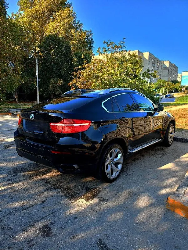 Цена 1,3 млн продам bmw x6 5.0 xdrive. комплектация индивидуал есть все кроме проэкции и присосок. 2009г. выпуска. .птс оригинал. пробег 287.00 я второй владелец в рф. владею около 2 лет. машина была привезена с германии. безопасность вся на месте черный на белой коже расширенная кожа спортивные сиденья. раздельный климат контроль обогрев и вентиляция всех сидений память передних сидений полный электро пакет(руль, стекла, зеркала, сиденья, крышка багажника) круиз контроль датчик света датчик дождя камера заднего вида автоматическое управление дальним светом мультируль подрулевые лепестки разноширокие диски r20 активное рулевое управление система безключевого доступа камера заднего вида зеркала заднего вида с функцией авто затемнения адаптивные фары вluеtооth вид имеет масло каждые 7-8 тыс км. за время владения поменял нижние рычаги, пружины, шрусы. задние пневмобалоны. тормоза вкруг(колодки, диски, датчики). стоит новая летняя резина, есть зимняя(пол се 📞 звоните: +7(993)9112223 - фотография - 4