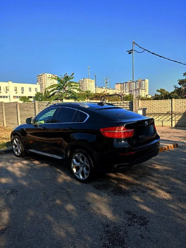 Цена 1,3 млн продам bmw x6 5.0 xdrive. комплектация индивидуал есть все кроме проэкции и присосок. 2009г. выпуска. .птс оригинал. пробег 287.00 я второй владелец в рф. владею около 2 лет. машина была привезена с германии. безопасность вся на месте черный на белой коже расширенная кожа спортивные сиденья. раздельный климат контроль обогрев и вентиляция всех сидений память передних сидений полный электро пакет(руль, стекла, зеркала, сиденья, крышка багажника) круиз контроль датчик света датчик дождя камера заднего вида автоматическое управление дальним светом мультируль подрулевые лепестки разноширокие диски r20 активное рулевое управление система безключевого доступа камера заднего вида зеркала заднего вида с функцией авто затемнения адаптивные фары вluеtооth вид имеет масло каждые 7-8 тыс км. за время владения поменял нижние рычаги, пружины, шрусы. задние пневмобалоны. тормоза вкруг(колодки, диски, датчики). стоит новая летняя резина, есть зимняя(пол се 📞 звоните: +7(993)9112223 - фотография - 5