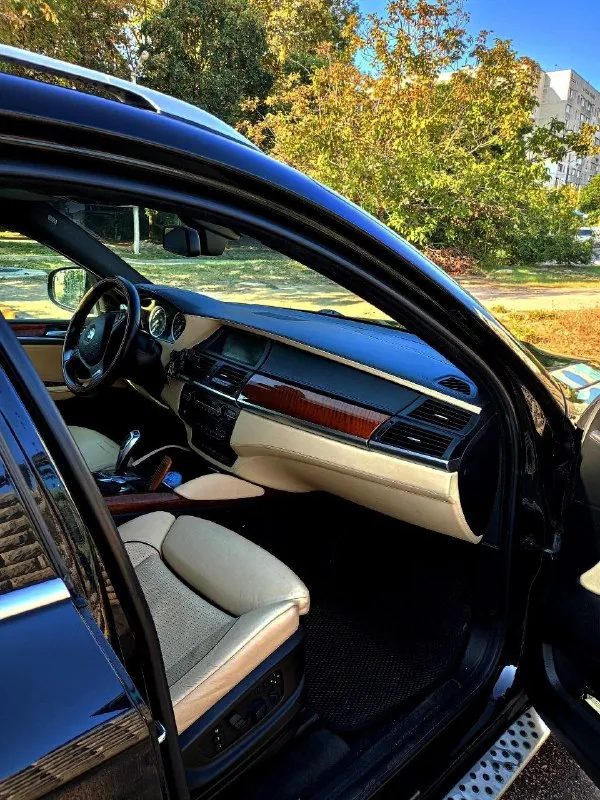 Цена 1,3 млн продам bmw x6 5.0 xdrive. комплектация индивидуал есть все кроме проэкции и присосок. 2009г. выпуска. .птс оригинал. пробег 287.00 я второй владелец в рф. владею около 2 лет. машина была привезена с германии. безопасность вся на месте черный на белой коже расширенная кожа спортивные сиденья. раздельный климат контроль обогрев и вентиляция всех сидений память передних сидений полный электро пакет(руль, стекла, зеркала, сиденья, крышка багажника) круиз контроль датчик света датчик дождя камера заднего вида автоматическое управление дальним светом мультируль подрулевые лепестки разноширокие диски r20 активное рулевое управление система безключевого доступа камера заднего вида зеркала заднего вида с функцией авто затемнения адаптивные фары вluеtооth вид имеет масло каждые 7-8 тыс км. за время владения поменял нижние рычаги, пружины, шрусы. задние пневмобалоны. тормоза вкруг(колодки, диски, датчики). стоит новая летняя резина, есть зимняя(пол се 📞 звоните: +7(993)9112223 - фотография - 6