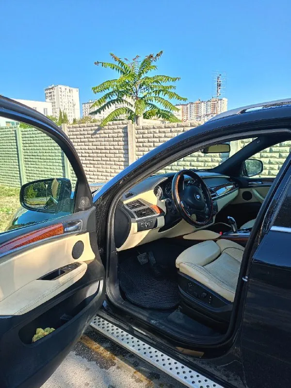 Цена 1,3 млн продам bmw x6 5.0 xdrive. комплектация индивидуал есть все кроме проэкции и присосок. 2009г. выпуска. .птс оригинал. пробег 287.00 я второй владелец в рф. владею около 2 лет. машина была привезена с германии. безопасность вся на месте черный на белой коже расширенная кожа спортивные сиденья. раздельный климат контроль обогрев и вентиляция всех сидений память передних сидений полный электро пакет(руль, стекла, зеркала, сиденья, крышка багажника) круиз контроль датчик света датчик дождя камера заднего вида автоматическое управление дальним светом мультируль подрулевые лепестки разноширокие диски r20 активное рулевое управление система безключевого доступа камера заднего вида зеркала заднего вида с функцией авто затемнения адаптивные фары вluеtооth вид имеет масло каждые 7-8 тыс км. за время владения поменял нижние рычаги, пружины, шрусы. задние пневмобалоны. тормоза вкруг(колодки, диски, датчики). стоит новая летняя резина, есть зимняя(пол се 📞 звоните: +7(993)9112223 - фотография - 7