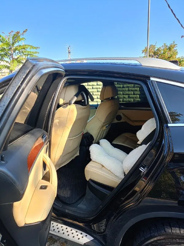 Цена 1,3 млн продам bmw x6 5.0 xdrive. комплектация индивидуал есть все кроме проэкции и присосок. 2009г. выпуска. .птс оригинал. пробег 287.00 я второй владелец в рф. владею около 2 лет. машина была привезена с германии. безопасность вся на месте черный на белой коже расширенная кожа спортивные сиденья. раздельный климат контроль обогрев и вентиляция всех сидений память передних сидений полный электро пакет(руль, стекла, зеркала, сиденья, крышка багажника) круиз контроль датчик света датчик дождя камера заднего вида автоматическое управление дальним светом мультируль подрулевые лепестки разноширокие диски r20 активное рулевое управление система безключевого доступа камера заднего вида зеркала заднего вида с функцией авто затемнения адаптивные фары вluеtооth вид имеет масло каждые 7-8 тыс км. за время владения поменял нижние рычаги, пружины, шрусы. задние пневмобалоны. тормоза вкруг(колодки, диски, датчики). стоит новая летняя резина, есть зимняя(пол се 📞 звоните: +7(993)9112223 - фотография - 8