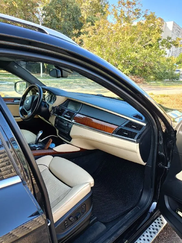 Цена 1,3 млн продам bmw x6 5.0 xdrive. комплектация индивидуал есть все кроме проэкции и присосок. 2009г. выпуска. .птс оригинал. пробег 287.00 я второй владелец в рф. владею около 2 лет. машина была привезена с германии. безопасность вся на месте черный на белой коже расширенная кожа спортивные сиденья. раздельный климат контроль обогрев и вентиляция всех сидений память передних сидений полный электро пакет(руль, стекла, зеркала, сиденья, крышка багажника) круиз контроль датчик света датчик дождя камера заднего вида автоматическое управление дальним светом мультируль подрулевые лепестки разноширокие диски r20 активное рулевое управление система безключевого доступа камера заднего вида зеркала заднего вида с функцией авто затемнения адаптивные фары вluеtооth вид имеет масло каждые 7-8 тыс км. за время владения поменял нижние рычаги, пружины, шрусы. задние пневмобалоны. тормоза вкруг(колодки, диски, датчики). стоит новая летняя резина, есть зимняя(пол се 📞 звоните: +7(993)9112223 - фотография - 9