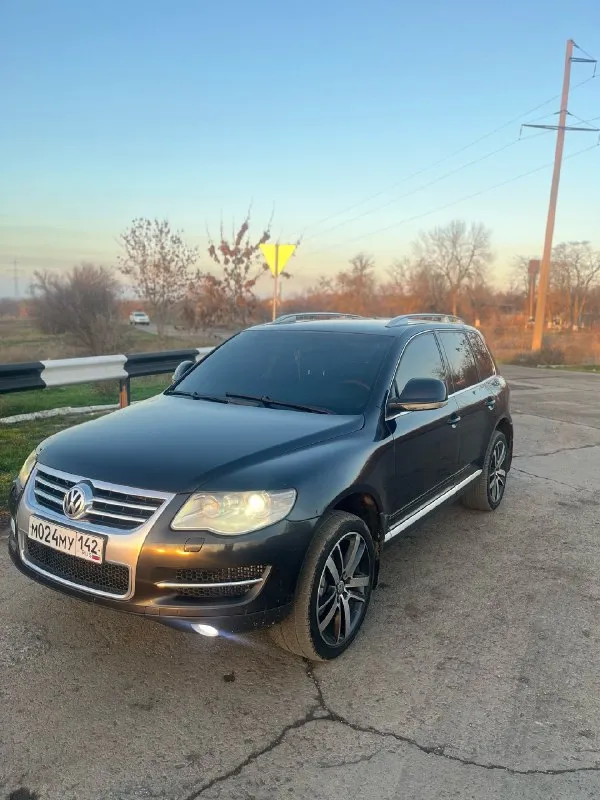 ‼️продам volkswagen toureg 2008 года выпуска‼️ •в хорошем состоянии, с очень надёжным двигателем 3.0 дизель(турбо) •масло не берёт, динамика разгона отличная. 🔴было вложено около 400 тыс. рублей! а именно: -новая турбина, теплообменник, помпа, термостат, датчики температуры, патрубки, аккумулятор. ❗️двигатель полностью перебрали, масл. колпачки, клапана, сальники, цепи, форсунки прочистили, вообщем всё что нужно сделано для себя! •пробег 240.000км не крученный! •по электрике полностью всё работает! 🧐из доработок стоят 20ые колёса, резина 2 комплекта, зима, лето в хорошем состоянии! 🔊музыка не штатная, android магнитола, динамики хорошие вкруг, сабвуфер, музыка играет достойно. •качественная тонировка. •косметический окрас, переднее правое крыло, автотека зелёная, 📄юридически автомобиль полностью чистый, переоформление без проблем, могу присутствовать в мрэо либо дкп как вам удобно! машина без вложений, сел и поехал. 💸цена 1.280.000 рублей + торг реальному покупател 📞 звоните: +7(949)6590018 - фотография - 2