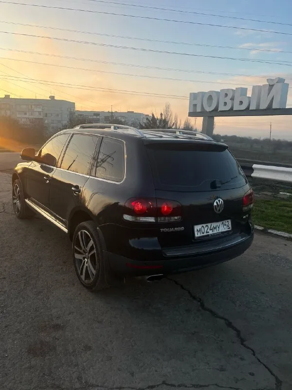 ‼️продам volkswagen toureg 2008 года выпуска‼️ •в хорошем состоянии, с очень надёжным двигателем 3.0 дизель(турбо) •масло не берёт, динамика разгона отличная. 🔴было вложено около 400 тыс. рублей! а именно: -новая турбина, теплообменник, помпа, термостат, датчики температуры, патрубки, аккумулятор. ❗️двигатель полностью перебрали, масл. колпачки, клапана, сальники, цепи, форсунки прочистили, вообщем всё что нужно сделано для себя! •пробег 240.000км не крученный! •по электрике полностью всё работает! 🧐из доработок стоят 20ые колёса, резина 2 комплекта, зима, лето в хорошем состоянии! 🔊музыка не штатная, android магнитола, динамики хорошие вкруг, сабвуфер, музыка играет достойно. •качественная тонировка. •косметический окрас, переднее правое крыло, автотека зелёная, 📄юридически автомобиль полностью чистый, переоформление без проблем, могу присутствовать в мрэо либо дкп как вам удобно! машина без вложений, сел и поехал. 💸цена 1.280.000 рублей + торг реальному покупател 📞 звоните: +7(949)6590018 - фотография - 3