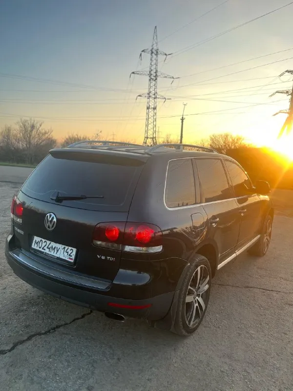 ‼️продам volkswagen toureg 2008 года выпуска‼️ •в хорошем состоянии, с очень надёжным двигателем 3.0 дизель(турбо) •масло не берёт, динамика разгона отличная. 🔴было вложено около 400 тыс. рублей! а именно: -новая турбина, теплообменник, помпа, термостат, датчики температуры, патрубки, аккумулятор. ❗️двигатель полностью перебрали, масл. колпачки, клапана, сальники, цепи, форсунки прочистили, вообщем всё что нужно сделано для себя! •пробег 240.000км не крученный! •по электрике полностью всё работает! 🧐из доработок стоят 20ые колёса, резина 2 комплекта, зима, лето в хорошем состоянии! 🔊музыка не штатная, android магнитола, динамики хорошие вкруг, сабвуфер, музыка играет достойно. •качественная тонировка. •косметический окрас, переднее правое крыло, автотека зелёная, 📄юридически автомобиль полностью чистый, переоформление без проблем, могу присутствовать в мрэо либо дкп как вам удобно! машина без вложений, сел и поехал. 💸цена 1.280.000 рублей + торг реальному покупател 📞 звоните: +7(949)6590018 - фотография - 4