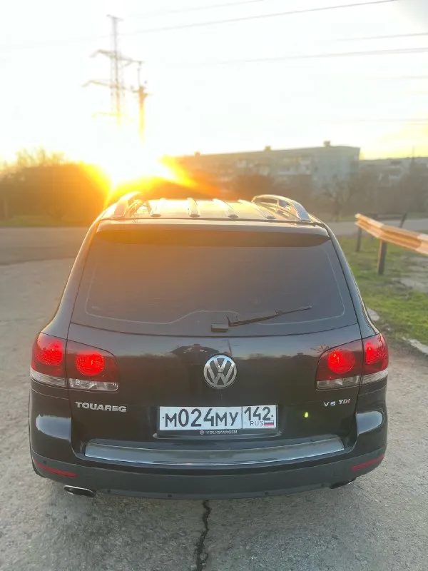‼️продам volkswagen toureg 2008 года выпуска‼️ •в хорошем состоянии, с очень надёжным двигателем 3.0 дизель(турбо) •масло не берёт, динамика разгона отличная. 🔴было вложено около 400 тыс. рублей! а именно: -новая турбина, теплообменник, помпа, термостат, датчики температуры, патрубки, аккумулятор. ❗️двигатель полностью перебрали, масл. колпачки, клапана, сальники, цепи, форсунки прочистили, вообщем всё что нужно сделано для себя! •пробег 240.000км не крученный! •по электрике полностью всё работает! 🧐из доработок стоят 20ые колёса, резина 2 комплекта, зима, лето в хорошем состоянии! 🔊музыка не штатная, android магнитола, динамики хорошие вкруг, сабвуфер, музыка играет достойно. •качественная тонировка. •косметический окрас, переднее правое крыло, автотека зелёная, 📄юридически автомобиль полностью чистый, переоформление без проблем, могу присутствовать в мрэо либо дкп как вам удобно! машина без вложений, сел и поехал. 💸цена 1.280.000 рублей + торг реальному покупател 📞 звоните: +7(949)6590018 - фотография - 5
