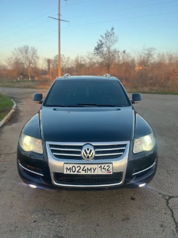 ‼️продам volkswagen toureg 2008 года выпуска‼️ •в хорошем состоянии, с очень надёжным двигателем 3.0 дизель(турбо) •масло не берёт, динамика разгона отличная. 🔴было вложено около 400 тыс. рублей! а именно: -новая турбина, теплообменник, помпа, термостат, датчики температуры, патрубки, аккумулятор. ❗️двигатель полностью перебрали, масл. колпачки, клапана, сальники, цепи, форсунки прочистили, вообщем всё что нужно сделано для себя! •пробег 240.000км не крученный! •по электрике полностью всё работает! 🧐из доработок стоят 20ые колёса, резина 2 комплекта, зима, лето в хорошем состоянии! 🔊музыка не штатная, android магнитола, динамики хорошие вкруг, сабвуфер, музыка играет достойно. •качественная тонировка. •косметический окрас, переднее правое крыло, автотека зелёная, 📄юридически автомобиль полностью чистый, переоформление без проблем, могу присутствовать в мрэо либо дкп как вам удобно! машина без вложений, сел и поехал. 💸цена 1.280.000 рублей + торг реальному покупател 📞 звоните: +7(949)6590018 - фотография - 6
