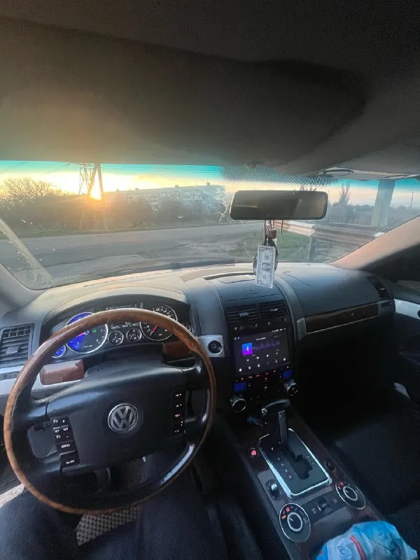 ‼️продам volkswagen toureg 2008 года выпуска‼️ •в хорошем состоянии, с очень надёжным двигателем 3.0 дизель(турбо) •масло не берёт, динамика разгона отличная. 🔴было вложено около 400 тыс. рублей! а именно: -новая турбина, теплообменник, помпа, термостат, датчики температуры, патрубки, аккумулятор. ❗️двигатель полностью перебрали, масл. колпачки, клапана, сальники, цепи, форсунки прочистили, вообщем всё что нужно сделано для себя! •пробег 240.000км не крученный! •по электрике полностью всё работает! 🧐из доработок стоят 20ые колёса, резина 2 комплекта, зима, лето в хорошем состоянии! 🔊музыка не штатная, android магнитола, динамики хорошие вкруг, сабвуфер, музыка играет достойно. •качественная тонировка. •косметический окрас, переднее правое крыло, автотека зелёная, 📄юридически автомобиль полностью чистый, переоформление без проблем, могу присутствовать в мрэо либо дкп как вам удобно! машина без вложений, сел и поехал. 💸цена 1.280.000 рублей + торг реальному покупател 📞 звоните: +7(949)6590018 - фотография - 7