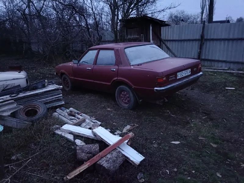 Продам ford таунус машина на ходу, двигатель работает чётко, коробка передач автомат, двигатель бензиновый двух литровый v образная шестёрка, машина находится в городе горловка номер для связи +79493368463 +79490497533 за машину хочу 130 тысяч торг уместен 📞 звоните: +7(949)3368463 - фотография - 4