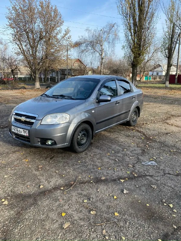 Продам замечательный автомобиль собственник авео т250 1.5 л. мощность 86 л. с корея концерн gm второй хозяин машина хозяйская, два ключа, два пульта работает абсолютно все не гнилая, не варенная, так как в этом нет необходимости установлено в авто - хороший свет новые броне провода, свечи, масла и фильтра, бензонасос, рхх, тормозные колодки так же установлена хорошая акустика в машине есть гур, кондиционер, парктроник, электро регулировка зеркал из салона, подогрев заднего стекла. сейчас стоят зимние колеса r14 резина 75% запаска, домкрат в комплекте авто находится в торезе днр тел +7 (949) 464-34-48 два комплекта колес зима-лето летняя резина и диски проехали один сезон r15 цена 575т. ₽ (торг у капота ) любые проверки на любых сто фото сделаны 23.11.25 📞 звоните: +7(949)4643448 - фотография - 2