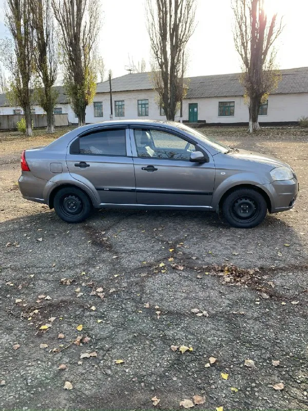 Продам замечательный автомобиль собственник авео т250 1.5 л. мощность 86 л. с корея концерн gm второй хозяин машина хозяйская, два ключа, два пульта работает абсолютно все не гнилая, не варенная, так как в этом нет необходимости установлено в авто - хороший свет новые броне провода, свечи, масла и фильтра, бензонасос, рхх, тормозные колодки так же установлена хорошая акустика в машине есть гур, кондиционер, парктроник, электро регулировка зеркал из салона, подогрев заднего стекла. сейчас стоят зимние колеса r14 резина 75% запаска, домкрат в комплекте авто находится в торезе днр тел +7 (949) 464-34-48 два комплекта колес зима-лето летняя резина и диски проехали один сезон r15 цена 575т. ₽ (торг у капота ) любые проверки на любых сто фото сделаны 23.11.25 📞 звоните: +7(949)4643448 - фотография - 4