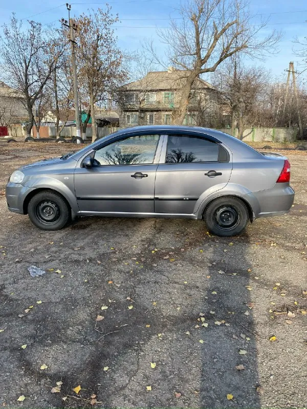 Продам замечательный автомобиль собственник авео т250 1.5 л. мощность 86 л. с корея концерн gm второй хозяин машина хозяйская, два ключа, два пульта работает абсолютно все не гнилая, не варенная, так как в этом нет необходимости установлено в авто - хороший свет новые броне провода, свечи, масла и фильтра, бензонасос, рхх, тормозные колодки так же установлена хорошая акустика в машине есть гур, кондиционер, парктроник, электро регулировка зеркал из салона, подогрев заднего стекла. сейчас стоят зимние колеса r14 резина 75% запаска, домкрат в комплекте авто находится в торезе днр тел +7 (949) 464-34-48 два комплекта колес зима-лето летняя резина и диски проехали один сезон r15 цена 575т. ₽ (торг у капота ) любые проверки на любых сто фото сделаны 23.11.25 📞 звоните: +7(949)4643448 - фотография - 5