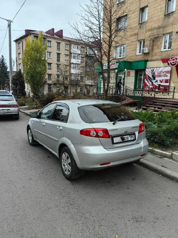 Продам chevrolet лачетти 2005 г. мотор 1.4, 16v, 94 л. с кузов хэтчбек пробег- 208.000 я собственник, второй владелец. пригнал ее с ярославля 2023 году. очень комфортная и удобная машина на дальние поездки, очень просторный салон, много места для задних пассажиров, приятные велюровые сидения. причина продажи- тяжелая финансовая ситуация. за машиной ухаживал следил и все вовремя менял, денег никогда не жалел, делал машину для себя. много сделано по ходовке. год назад сделал капитальный ремонт двигателя, было поменяно просто все. ремень грм с роликами, помпа, антифриз, масло в моторе- заменено. сделана ревизия тормозной системы(новые тормозные диски, колодки, обслужены суппорта- в круг). комплектация: кондиционер, гидроусилитель руля, дисковые тормоза в круг, передние стеклоподъемники, обогрев заднего стекла, хорошая музыка, 2 комплекта ключей, сигнализация с автозапуском. по электрике все работает исправно. уже стоит на хорошей японской зимней резине. также отдам красивый 📞 звоните: +7(949)3278840 - фотография - 2