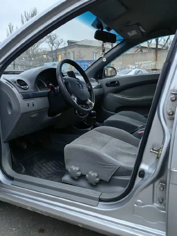 Продам chevrolet лачетти 2005 г. мотор 1.4, 16v, 94 л. с кузов хэтчбек пробег- 208.000 я собственник, второй владелец. пригнал ее с ярославля 2023 году. очень комфортная и удобная машина на дальние поездки, очень просторный салон, много места для задних пассажиров, приятные велюровые сидения. причина продажи- тяжелая финансовая ситуация. за машиной ухаживал следил и все вовремя менял, денег никогда не жалел, делал машину для себя. много сделано по ходовке. год назад сделал капитальный ремонт двигателя, было поменяно просто все. ремень грм с роликами, помпа, антифриз, масло в моторе- заменено. сделана ревизия тормозной системы(новые тормозные диски, колодки, обслужены суппорта- в круг). комплектация: кондиционер, гидроусилитель руля, дисковые тормоза в круг, передние стеклоподъемники, обогрев заднего стекла, хорошая музыка, 2 комплекта ключей, сигнализация с автозапуском. по электрике все работает исправно. уже стоит на хорошей японской зимней резине. также отдам красивый 📞 звоните: +7(949)3278840 - фотография - 3