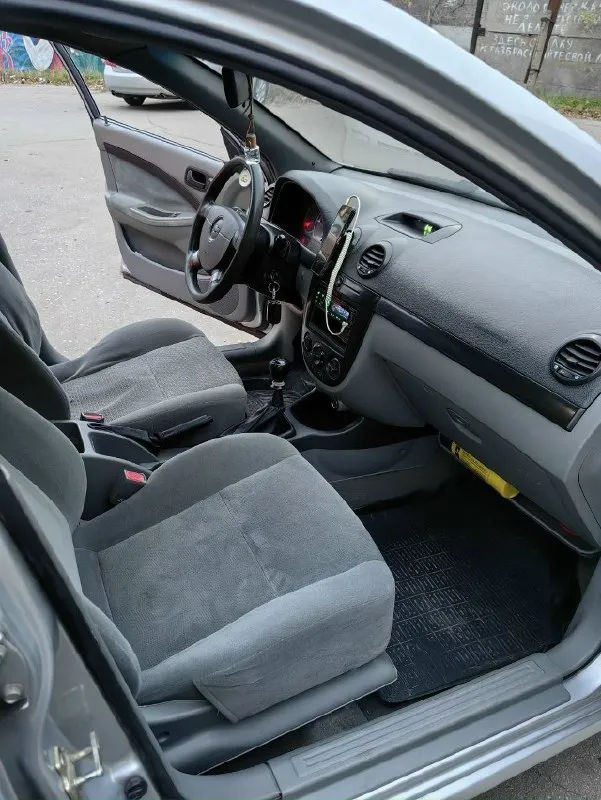 Продам chevrolet лачетти 2005 г. мотор 1.4, 16v, 94 л. с кузов хэтчбек пробег- 208.000 я собственник, второй владелец. пригнал ее с ярославля 2023 году. очень комфортная и удобная машина на дальние поездки, очень просторный салон, много места для задних пассажиров, приятные велюровые сидения. причина продажи- тяжелая финансовая ситуация. за машиной ухаживал следил и все вовремя менял, денег никогда не жалел, делал машину для себя. много сделано по ходовке. год назад сделал капитальный ремонт двигателя, было поменяно просто все. ремень грм с роликами, помпа, антифриз, масло в моторе- заменено. сделана ревизия тормозной системы(новые тормозные диски, колодки, обслужены суппорта- в круг). комплектация: кондиционер, гидроусилитель руля, дисковые тормоза в круг, передние стеклоподъемники, обогрев заднего стекла, хорошая музыка, 2 комплекта ключей, сигнализация с автозапуском. по электрике все работает исправно. уже стоит на хорошей японской зимней резине. также отдам красивый 📞 звоните: +7(949)3278840 - фотография - 4