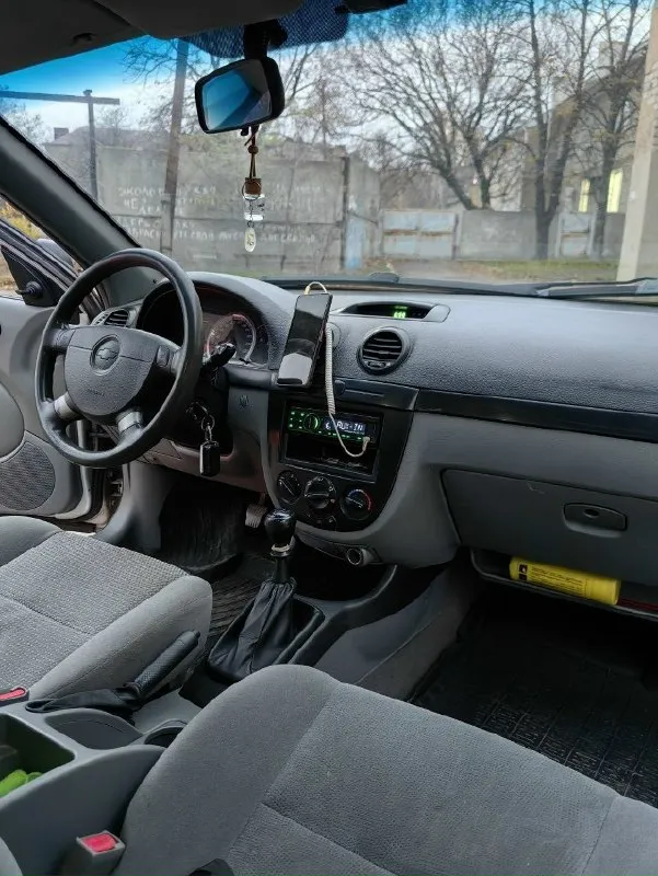 Продам chevrolet лачетти 2005 г. мотор 1.4, 16v, 94 л. с кузов хэтчбек пробег- 208.000 я собственник, второй владелец. пригнал ее с ярославля 2023 году. очень комфортная и удобная машина на дальние поездки, очень просторный салон, много места для задних пассажиров, приятные велюровые сидения. причина продажи- тяжелая финансовая ситуация. за машиной ухаживал следил и все вовремя менял, денег никогда не жалел, делал машину для себя. много сделано по ходовке. год назад сделал капитальный ремонт двигателя, было поменяно просто все. ремень грм с роликами, помпа, антифриз, масло в моторе- заменено. сделана ревизия тормозной системы(новые тормозные диски, колодки, обслужены суппорта- в круг). комплектация: кондиционер, гидроусилитель руля, дисковые тормоза в круг, передние стеклоподъемники, обогрев заднего стекла, хорошая музыка, 2 комплекта ключей, сигнализация с автозапуском. по электрике все работает исправно. уже стоит на хорошей японской зимней резине. также отдам красивый 📞 звоните: +7(949)3278840 - фотография - 5