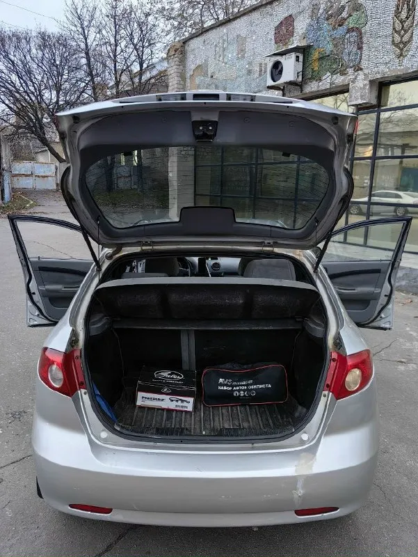 Продам chevrolet лачетти 2005 г. мотор 1.4, 16v, 94 л. с кузов хэтчбек пробег- 208.000 я собственник, второй владелец. пригнал ее с ярославля 2023 году. очень комфортная и удобная машина на дальние поездки, очень просторный салон, много места для задних пассажиров, приятные велюровые сидения. причина продажи- тяжелая финансовая ситуация. за машиной ухаживал следил и все вовремя менял, денег никогда не жалел, делал машину для себя. много сделано по ходовке. год назад сделал капитальный ремонт двигателя, было поменяно просто все. ремень грм с роликами, помпа, антифриз, масло в моторе- заменено. сделана ревизия тормозной системы(новые тормозные диски, колодки, обслужены суппорта- в круг). комплектация: кондиционер, гидроусилитель руля, дисковые тормоза в круг, передние стеклоподъемники, обогрев заднего стекла, хорошая музыка, 2 комплекта ключей, сигнализация с автозапуском. по электрике все работает исправно. уже стоит на хорошей японской зимней резине. также отдам красивый 📞 звоните: +7(949)3278840 - фотография - 7