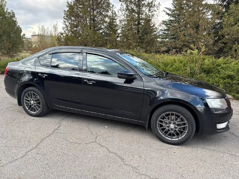 Skoda octavia a7, 2016 г. вложений не требует! полностью ухожена. предлагаю вам надежный и комфортный автомобиль — skoda octavia в кузове a7 2016 года выпуска. двигатель 1.4 tsi (150 л. с.) в паре с экономичной и плавной 7-ступенчатой роботизированной коробкой передач (dsg). расход топлива минимальный. ное масло и фильтр менялись каждые 5000-6000 км. все работы проводились своевременно. вы покупаете автомобиль, который не потребует вложений в ближайшие капот, передний бампер и фары защищены бронепленкой. установлена современная сигнализация starline с функцией автозапуска. в салоне чистота и порядок, все системы работают исправно. машина готова к эксплуатации. ￼ состояние: отличное, все работает. ￼ цена: 1 350 000 рублей. торг уместен для серьезных покупателей после осмотра. ￼ +7 (949) 602-18-39 📲 tg: tori tori 📞 звоните: +7(949)6021839 - фотография - 2