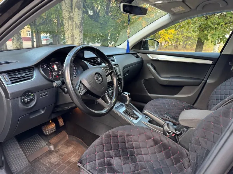 Skoda octavia a7, 2016 г. вложений не требует! полностью ухожена. предлагаю вам надежный и комфортный автомобиль — skoda octavia в кузове a7 2016 года выпуска. двигатель 1.4 tsi (150 л. с.) в паре с экономичной и плавной 7-ступенчатой роботизированной коробкой передач (dsg). расход топлива минимальный. ное масло и фильтр менялись каждые 5000-6000 км. все работы проводились своевременно. вы покупаете автомобиль, который не потребует вложений в ближайшие капот, передний бампер и фары защищены бронепленкой. установлена современная сигнализация starline с функцией автозапуска. в салоне чистота и порядок, все системы работают исправно. машина готова к эксплуатации. ￼ состояние: отличное, все работает. ￼ цена: 1 350 000 рублей. торг уместен для серьезных покупателей после осмотра. ￼ +7 (949) 602-18-39 📲 tg: tori tori 📞 звоните: +7(949)6021839 - фотография - 6