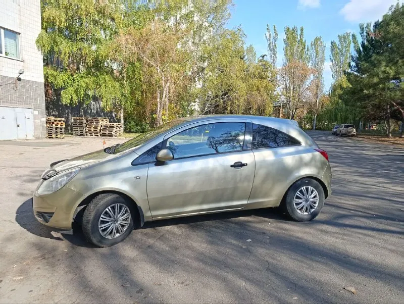 Срочно продам opel корса d 2008 г/в в идеальном состоянии (180 регион) любой вид оформления, двигатель 1,2 бензин, пробег 151 тыс км, сервисная книжка, 2 комплекта ключей. багажник укомплектован ( запаска, домкрат, ключ, знак аварийной остановки) обслуживалась по регламенту. акб супер. двс работает как часы. ркп easytronic, работают все режимы, листает чётко. ходовка огонь. ручник исправен, к электрике вопросов нет. кузов оцинкован, днище и пороги в идеале, тонирована, зашумлена, стоят 14 штампы на хорошей зимней резине, салон в достойном виде, оснащена центральный замок, сигнализация, иммобилайзер, защита от детей. эур, серво руль регулируется в двух плоскостях. abs, 2 airbag, корректор фар. эл стеклоподъёмники. кондиционер эл регулировка и подогрев зеркал, обогрев заднего стекла, микролифт передних сидений, крепление isofix, линзованная оптика. магнитола jvc с usb и aux разъемами, остальные вопросы по телефону +79495572 📲 tg: олечка 📞 звоните: +7(949)5572634 - фотография - 2