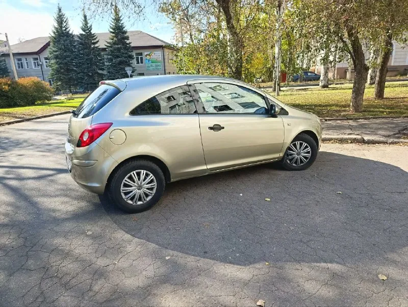 Срочно продам opel корса d 2008 г/в в идеальном состоянии (180 регион) любой вид оформления, двигатель 1,2 бензин, пробег 151 тыс км, сервисная книжка, 2 комплекта ключей. багажник укомплектован ( запаска, домкрат, ключ, знак аварийной остановки) обслуживалась по регламенту. акб супер. двс работает как часы. ркп easytronic, работают все режимы, листает чётко. ходовка огонь. ручник исправен, к электрике вопросов нет. кузов оцинкован, днище и пороги в идеале, тонирована, зашумлена, стоят 14 штампы на хорошей зимней резине, салон в достойном виде, оснащена центральный замок, сигнализация, иммобилайзер, защита от детей. эур, серво руль регулируется в двух плоскостях. abs, 2 airbag, корректор фар. эл стеклоподъёмники. кондиционер эл регулировка и подогрев зеркал, обогрев заднего стекла, микролифт передних сидений, крепление isofix, линзованная оптика. магнитола jvc с usb и aux разъемами, остальные вопросы по телефону +79495572 📲 tg: олечка 📞 звоните: +7(949)5572634 - фотография - 4