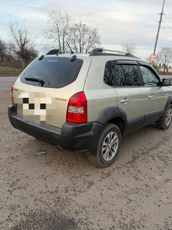 Продам hyundai tucson 2007года 2 л(149л. с), полный привод, механика. хорошая комплектация, реальный пробег 200 тыс. в дтп не участвовала, машина в хорошем состоянии. продажа от собственника, цена 900 тыс тел. +79493558280 - фотография - 2