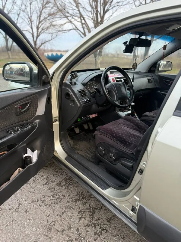Продам hyundai tucson 2007года 2 л(149л. с), полный привод, механика. хорошая комплектация, реальный пробег 200 тыс. в дтп не участвовала, машина в хорошем состоянии. продажа от собственника, цена 900 тыс тел. +79493558280 - фотография - 3