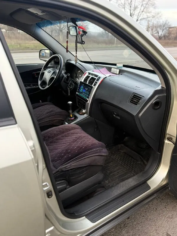 Продам hyundai tucson 2007года 2 л(149л. с), полный привод, механика. хорошая комплектация, реальный пробег 200 тыс. в дтп не участвовала, машина в хорошем состоянии. продажа от собственника, цена 900 тыс тел. +79493558280 - фотография - 4