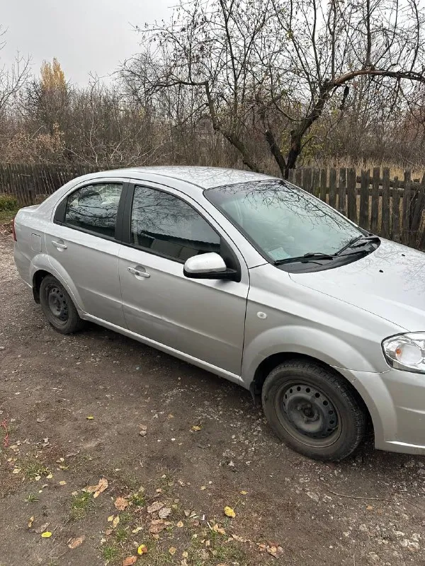В продаже отличный автомобиль! chevrolet aveo год: 2008 пробег: цвет: серый комплектация: lт 2 хозяина; гидроусилитель руля; кондиционер; страна производитель: корея машина хорошо оцинкована; электро стеклоподъемники; обогрев заднего стекла; регулировка руля; 2 подушки безопасности; 2 комплекта резины (откатали по 1 сезону) есть нюансы по кузову, но машина с реальным пробегом. замена масла была каждые 5 тысяч. (двигатель в идеальном состоянии) замена расходников только оригинальными запчастями. салон без задиров, не поношен. вариант отлично подойдет для городской езды. экономичный и надежный! цена 500.000 (реальным покупателям хороший торг) осмотр город макеевка (гвардейка). телефон: +79493161312 +79493179661 - фотография - 2