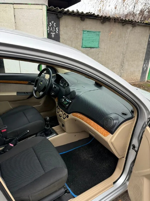 В продаже отличный автомобиль! chevrolet aveo год: 2008 пробег: цвет: серый комплектация: lт 2 хозяина; гидроусилитель руля; кондиционер; страна производитель: корея машина хорошо оцинкована; электро стеклоподъемники; обогрев заднего стекла; регулировка руля; 2 подушки безопасности; 2 комплекта резины (откатали по 1 сезону) есть нюансы по кузову, но машина с реальным пробегом. замена масла была каждые 5 тысяч. (двигатель в идеальном состоянии) замена расходников только оригинальными запчастями. салон без задиров, не поношен. вариант отлично подойдет для городской езды. экономичный и надежный! цена 500.000 (реальным покупателям хороший торг) осмотр город макеевка (гвардейка). телефон: +79493161312 +79493179661 - фотография - 6