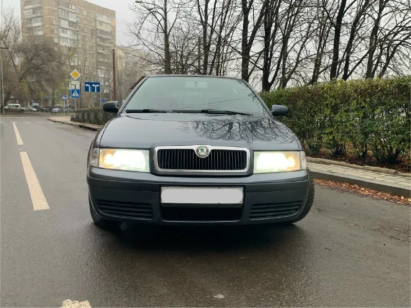 Продам skoda octavia tour 1.6л mpi 2009 г. в. пробег 175000 км. (оригинал)за все время 3 владельца, птс оригинал. 2 ключа, все сервисные книги. почти вся в родном окрасе (устранялись ваговские болячки) без дтп, без гнили, без коррозии, весь герметик и швы завод. мотор работает тихо, ровно, тяга сумасшедшая. масложора нет!от слова совсем. кпп переключает плавно и мягко, без хрустов и вылетов. подвеска отрабатывает без малейшего стука и т. п. комплектация : электро зеркала с обогревом, abs, air bag, esp, электро-стеклоподъемники, климат-контроль ( заправлен), парктроники (штатные), приличная аудио система. летом было сделано полное то, с заменой всех жидкостей, в том числе масло в коробке и всех тормозов в круг. зимняя резина nokian на шипах, пробег один сезон, лето на литых дисках toyo, пробег тоже один сезон. владею около двух лет, не такси и прочие службы! автомобиль живой. любые проверки за ваш счет. отличный семейный вместительный авто, в котором можно быть уверенным, 📞 звоните: +7(949)4755896 - фотография - 2