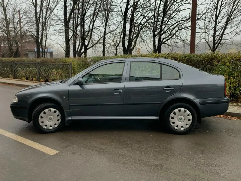 Продам skoda octavia tour 1.6л mpi 2009 г. в. пробег 175000 км. (оригинал)за все время 3 владельца, птс оригинал. 2 ключа, все сервисные книги. почти вся в родном окрасе (устранялись ваговские болячки) без дтп, без гнили, без коррозии, весь герметик и швы завод. мотор работает тихо, ровно, тяга сумасшедшая. масложора нет!от слова совсем. кпп переключает плавно и мягко, без хрустов и вылетов. подвеска отрабатывает без малейшего стука и т. п. комплектация : электро зеркала с обогревом, abs, air bag, esp, электро-стеклоподъемники, климат-контроль ( заправлен), парктроники (штатные), приличная аудио система. летом было сделано полное то, с заменой всех жидкостей, в том числе масло в коробке и всех тормозов в круг. зимняя резина nokian на шипах, пробег один сезон, лето на литых дисках toyo, пробег тоже один сезон. владею около двух лет, не такси и прочие службы! автомобиль живой. любые проверки за ваш счет. отличный семейный вместительный авто, в котором можно быть уверенным, 📞 звоните: +7(949)4755896 - фотография - 4