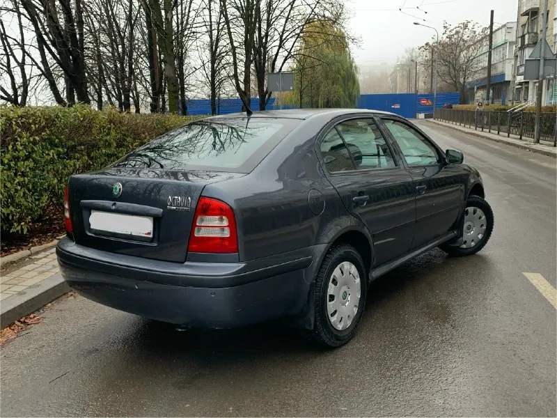 Продам skoda octavia tour 1.6л mpi 2009 г. в. пробег 175000 км. (оригинал)за все время 3 владельца, птс оригинал. 2 ключа, все сервисные книги. почти вся в родном окрасе (устранялись ваговские болячки) без дтп, без гнили, без коррозии, весь герметик и швы завод. мотор работает тихо, ровно, тяга сумасшедшая. масложора нет!от слова совсем. кпп переключает плавно и мягко, без хрустов и вылетов. подвеска отрабатывает без малейшего стука и т. п. комплектация : электро зеркала с обогревом, abs, air bag, esp, электро-стеклоподъемники, климат-контроль ( заправлен), парктроники (штатные), приличная аудио система. летом было сделано полное то, с заменой всех жидкостей, в том числе масло в коробке и всех тормозов в круг. зимняя резина nokian на шипах, пробег один сезон, лето на литых дисках toyo, пробег тоже один сезон. владею около двух лет, не такси и прочие службы! автомобиль живой. любые проверки за ваш счет. отличный семейный вместительный авто, в котором можно быть уверенным, 📞 звоните: +7(949)4755896 - фотография - 5
