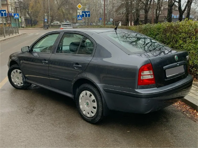 Продам skoda octavia tour 1.6л mpi 2009 г. в. пробег 175000 км. (оригинал)за все время 3 владельца, птс оригинал. 2 ключа, все сервисные книги. почти вся в родном окрасе (устранялись ваговские болячки) без дтп, без гнили, без коррозии, весь герметик и швы завод. мотор работает тихо, ровно, тяга сумасшедшая. масложора нет!от слова совсем. кпп переключает плавно и мягко, без хрустов и вылетов. подвеска отрабатывает без малейшего стука и т. п. комплектация : электро зеркала с обогревом, abs, air bag, esp, электро-стеклоподъемники, климат-контроль ( заправлен), парктроники (штатные), приличная аудио система. летом было сделано полное то, с заменой всех жидкостей, в том числе масло в коробке и всех тормозов в круг. зимняя резина nokian на шипах, пробег один сезон, лето на литых дисках toyo, пробег тоже один сезон. владею около двух лет, не такси и прочие службы! автомобиль живой. любые проверки за ваш счет. отличный семейный вместительный авто, в котором можно быть уверенным, 📞 звоните: +7(949)4755896 - фотография - 6