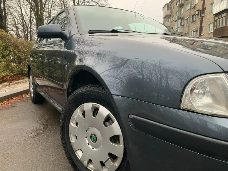 Продам skoda octavia tour 1.6л mpi 2009 г. в. пробег 175000 км. (оригинал)за все время 3 владельца, птс оригинал. 2 ключа, все сервисные книги. почти вся в родном окрасе (устранялись ваговские болячки) без дтп, без гнили, без коррозии, весь герметик и швы завод. мотор работает тихо, ровно, тяга сумасшедшая. масложора нет!от слова совсем. кпп переключает плавно и мягко, без хрустов и вылетов. подвеска отрабатывает без малейшего стука и т. п. комплектация : электро зеркала с обогревом, abs, air bag, esp, электро-стеклоподъемники, климат-контроль ( заправлен), парктроники (штатные), приличная аудио система. летом было сделано полное то, с заменой всех жидкостей, в том числе масло в коробке и всех тормозов в круг. зимняя резина nokian на шипах, пробег один сезон, лето на литых дисках toyo, пробег тоже один сезон. владею около двух лет, не такси и прочие службы! автомобиль живой. любые проверки за ваш счет. отличный семейный вместительный авто, в котором можно быть уверенным, 📞 звоните: +7(949)4755896 - фотография - 7