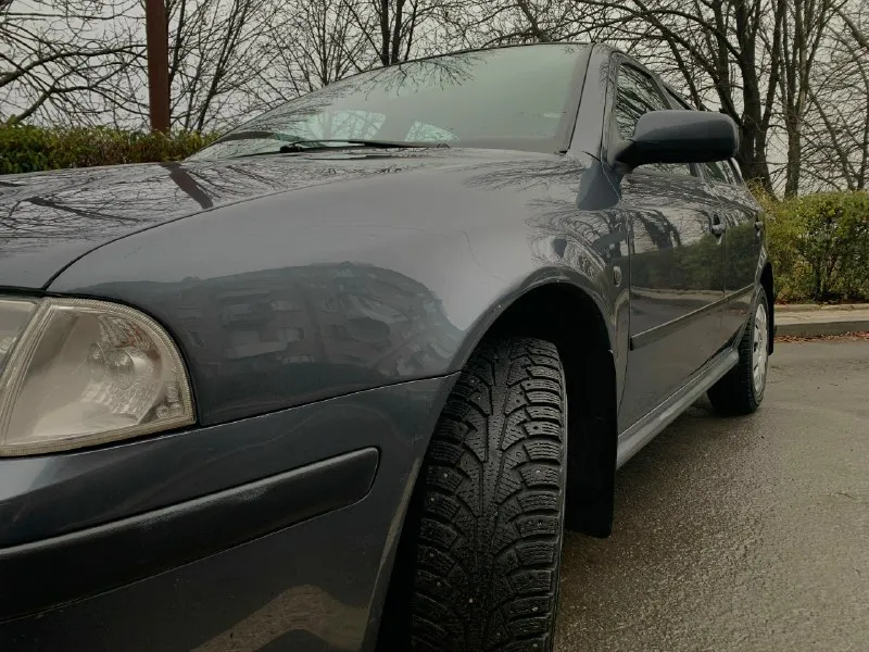 Продам skoda octavia tour 1.6л mpi 2009 г. в. пробег 175000 км. (оригинал)за все время 3 владельца, птс оригинал. 2 ключа, все сервисные книги. почти вся в родном окрасе (устранялись ваговские болячки) без дтп, без гнили, без коррозии, весь герметик и швы завод. мотор работает тихо, ровно, тяга сумасшедшая. масложора нет!от слова совсем. кпп переключает плавно и мягко, без хрустов и вылетов. подвеска отрабатывает без малейшего стука и т. п. комплектация : электро зеркала с обогревом, abs, air bag, esp, электро-стеклоподъемники, климат-контроль ( заправлен), парктроники (штатные), приличная аудио система. летом было сделано полное то, с заменой всех жидкостей, в том числе масло в коробке и всех тормозов в круг. зимняя резина nokian на шипах, пробег один сезон, лето на литых дисках toyo, пробег тоже один сезон. владею около двух лет, не такси и прочие службы! автомобиль живой. любые проверки за ваш счет. отличный семейный вместительный авто, в котором можно быть уверенным, 📞 звоните: +7(949)4755896 - фотография - 8