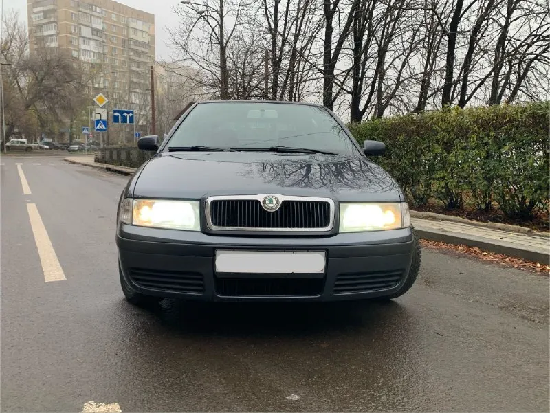 Продам skoda octavia tour 1.6л mpi 2009 г. в. пробег 175000 км. (оригинал)за все время 3 владельца, птс оригинал. 2 ключа, все сервисные книги. почти вся в родном окрасе (устранялись ваговские болячки) без дтп, без гнили, без коррозии, весь герметик и швы завод. мотор работает тихо, ровно, тяга сумасшедшая. масложора нет!от слова совсем. кпп переключает плавно и мягко, без хрустов и вылетов. подвеска отрабатывает без малейшего стука и т. п. комплектация : электро зеркала с обогревом, abs, air bag, esp, электро-стеклоподъемники, климат-контроль ( заправлен), парктроники (штатные), приличная аудио система. летом было сделано полное то, с заменой всех жидкостей, в том числе масло в коробке и всех тормозов в круг. зимняя резина nokian на шипах, пробег один сезон, лето на литых дисках toyo, пробег тоже один сезон. владею около двух лет, не такси и прочие службы! автомобиль живой. любые проверки за ваш счет. осмотр донецк 640 рублей, торг +79494755896, +79495216430 - фотография - 3