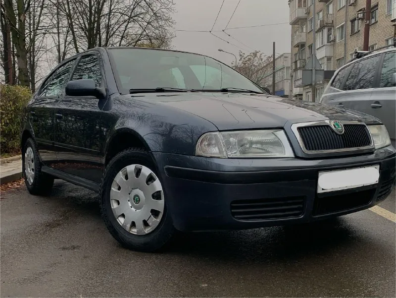 Продам skoda octavia tour 1.6л mpi 2009 г. в. пробег 175000 км. (оригинал)за все время 3 владельца, птс оригинал. 2 ключа, все сервисные книги. почти вся в родном окрасе (устранялись ваговские болячки) без дтп, без гнили, без коррозии, весь герметик и швы завод. мотор работает тихо, ровно, тяга сумасшедшая. масложора нет!от слова совсем. кпп переключает плавно и мягко, без хрустов и вылетов. подвеска отрабатывает без малейшего стука и т. п. комплектация : электро зеркала с обогревом, abs, air bag, esp, электро-стеклоподъемники, климат-контроль ( заправлен), парктроники (штатные), приличная аудио система. летом было сделано полное то, с заменой всех жидкостей, в том числе масло в коробке и всех тормозов в круг. зимняя резина nokian на шипах, пробег один сезон, лето на литых дисках toyo, пробег тоже один сезон. владею около двух лет, не такси и прочие службы! автомобиль живой. любые проверки за ваш счет. осмотр донецк 640 рублей, торг +79494755896, +79495216430 - фотография - 4