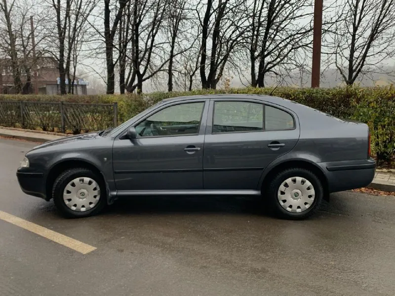 Продам skoda octavia tour 1.6л mpi 2009 г. в. пробег 175000 км. (оригинал)за все время 3 владельца, птс оригинал. 2 ключа, все сервисные книги. почти вся в родном окрасе (устранялись ваговские болячки) без дтп, без гнили, без коррозии, весь герметик и швы завод. мотор работает тихо, ровно, тяга сумасшедшая. масложора нет!от слова совсем. кпп переключает плавно и мягко, без хрустов и вылетов. подвеска отрабатывает без малейшего стука и т. п. комплектация : электро зеркала с обогревом, abs, air bag, esp, электро-стеклоподъемники, климат-контроль ( заправлен), парктроники (штатные), приличная аудио система. летом было сделано полное то, с заменой всех жидкостей, в том числе масло в коробке и всех тормозов в круг. зимняя резина nokian на шипах, пробег один сезон, лето на литых дисках toyo, пробег тоже один сезон. владею около двух лет, не такси и прочие службы! автомобиль живой. любые проверки за ваш счет. осмотр донецк 640 рублей, торг +79494755896, +79495216430 - фотография - 5
