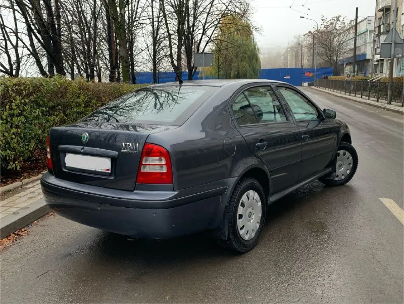 Продам skoda octavia tour 1.6л mpi 2009 г. в. пробег 175000 км. (оригинал)за все время 3 владельца, птс оригинал. 2 ключа, все сервисные книги. почти вся в родном окрасе (устранялись ваговские болячки) без дтп, без гнили, без коррозии, весь герметик и швы завод. мотор работает тихо, ровно, тяга сумасшедшая. масложора нет!от слова совсем. кпп переключает плавно и мягко, без хрустов и вылетов. подвеска отрабатывает без малейшего стука и т. п. комплектация : электро зеркала с обогревом, abs, air bag, esp, электро-стеклоподъемники, климат-контроль ( заправлен), парктроники (штатные), приличная аудио система. летом было сделано полное то, с заменой всех жидкостей, в том числе масло в коробке и всех тормозов в круг. зимняя резина nokian на шипах, пробег один сезон, лето на литых дисках toyo, пробег тоже один сезон. владею около двух лет, не такси и прочие службы! автомобиль живой. любые проверки за ваш счет. осмотр донецк 640 рублей, торг +79494755896, +79495216430 - фотография - 6